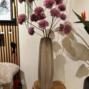 Grote vaas met zijden bloemen